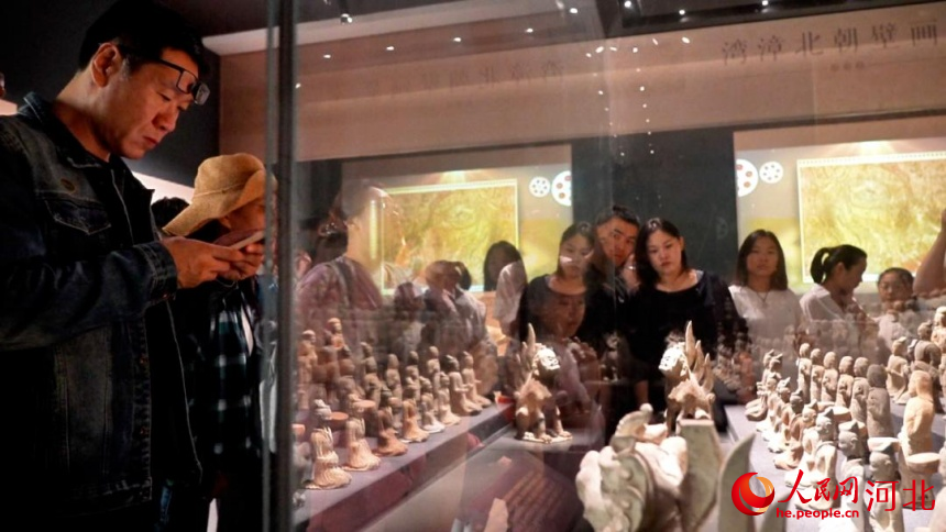 游客正在磁县北朝考古博物馆参观。人民网记者 杨文娟摄