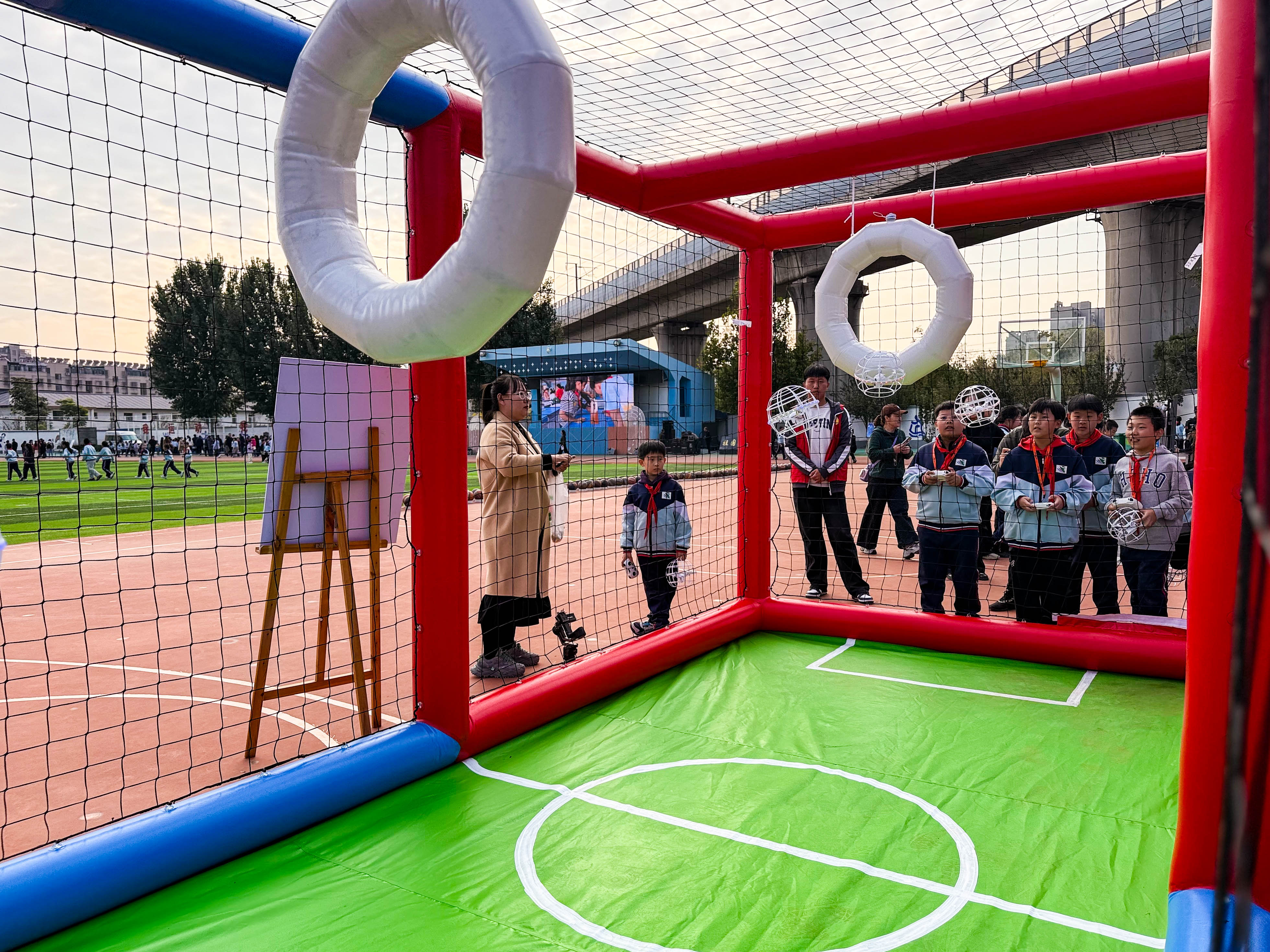 丰南区第一实验小学科技运动会无人机足球比赛现场。杨淑媛摄