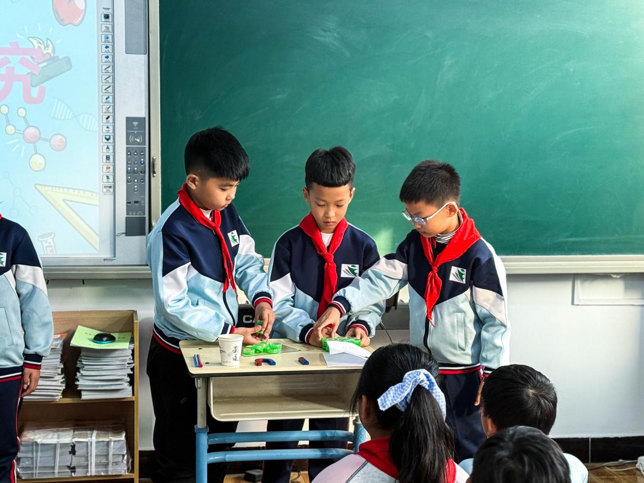 丰南区第一实验小学科技运动会比赛现场。杨淑媛摄