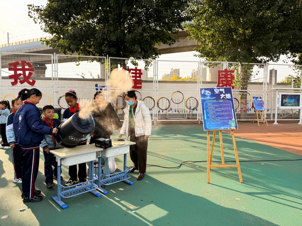 丰南区第一实验小学科技运动会上,同学们正在进行科普体验。杨淑媛摄