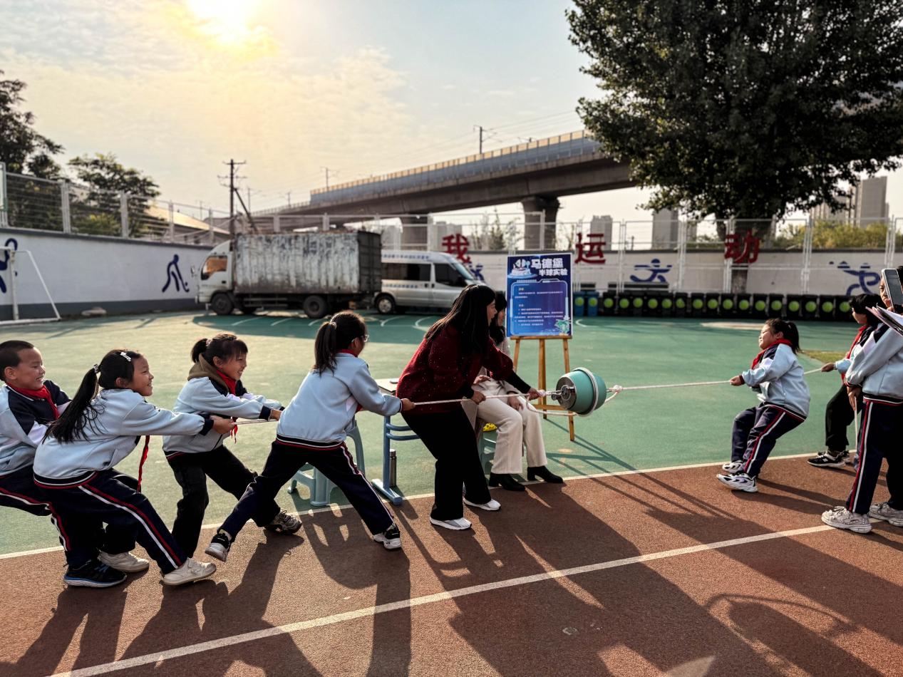 丰南区第一实验小学科技运动会上,同学们正在进行科普体验。杨淑媛摄