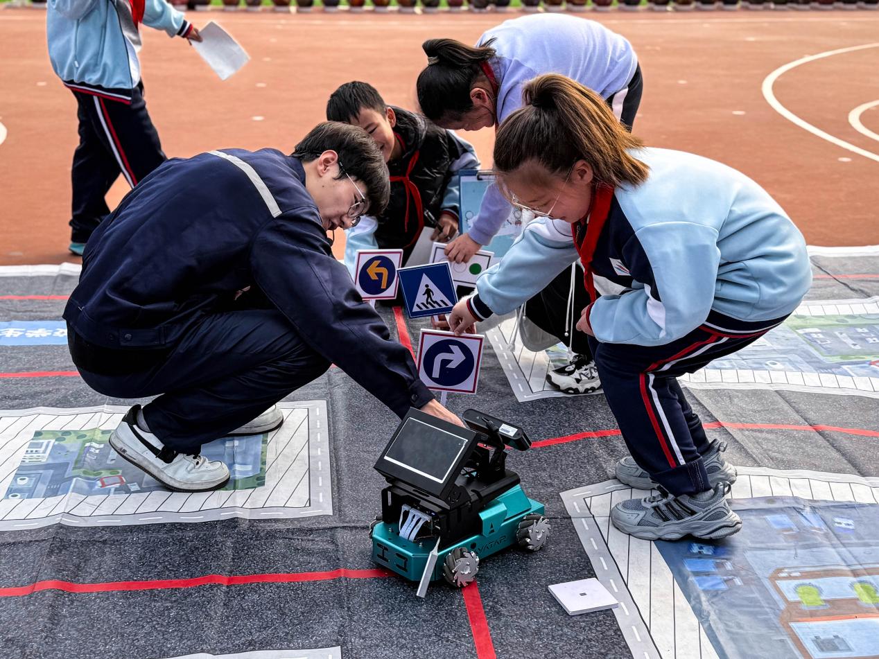丰南区第一实验小学科技运动会上,同学们正在进行科普体验。杨淑媛摄