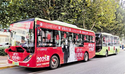 9月30日，辛集市一對新人舉辦“公交婚禮”。 梁鑫攝