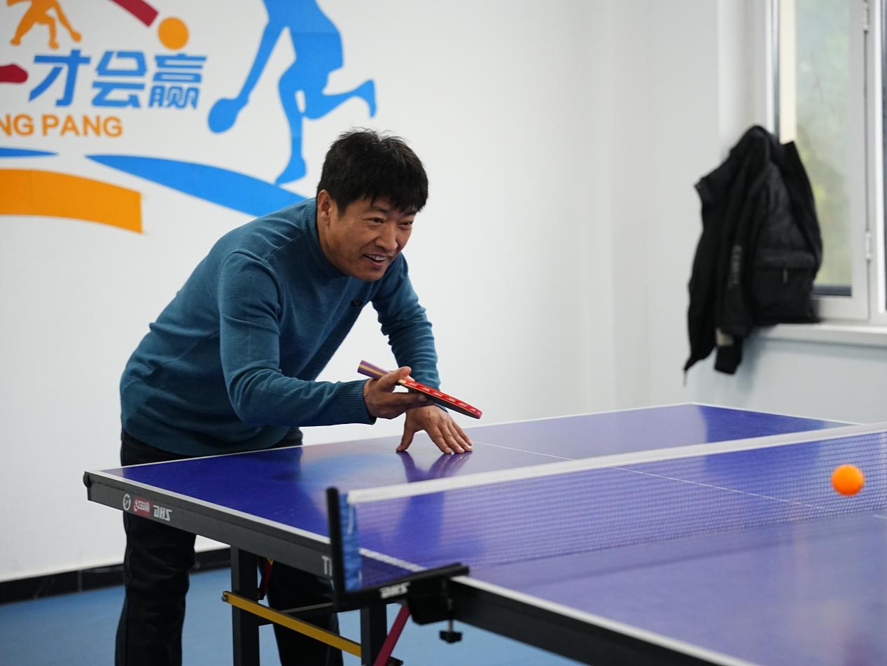 沧州市新华区铁路三角线社区居民在健身活动室精彩开练。刘凤清摄