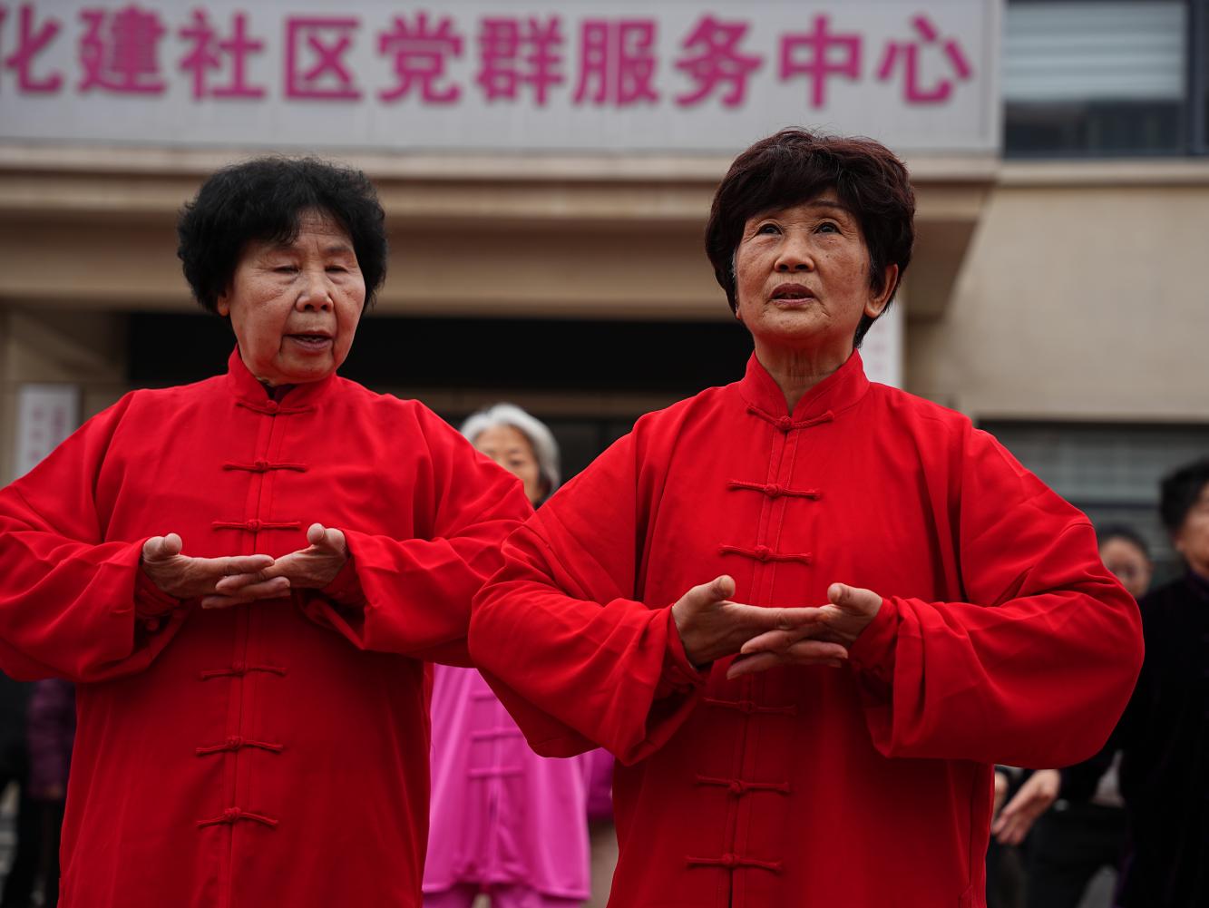 老师为居民指导动作。刘凤清摄