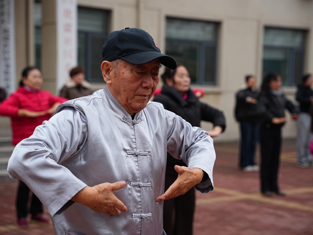 居民认真习练八段锦。刘凤清摄