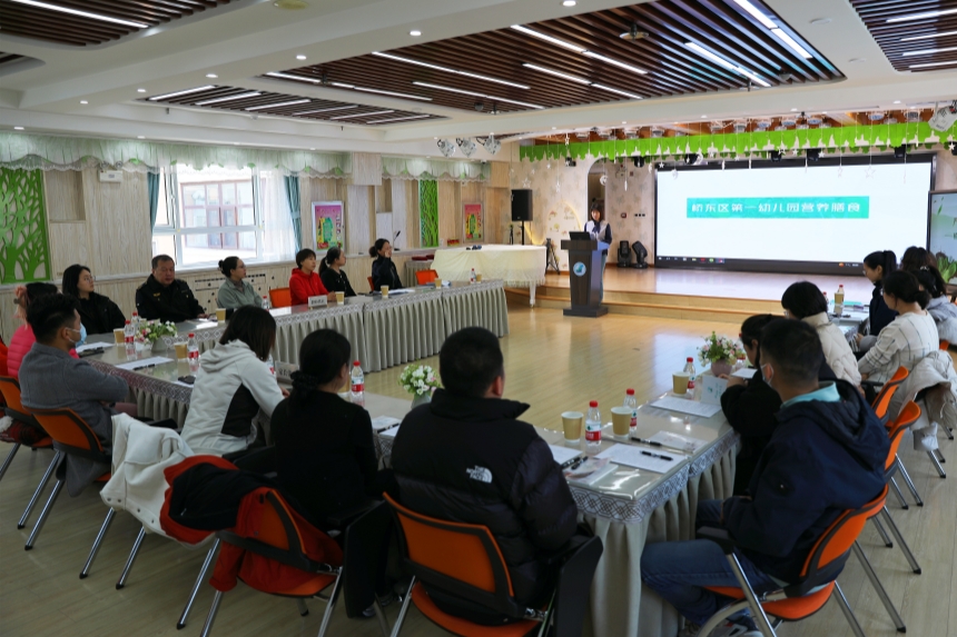教师向家长介绍膳食管理情况。岑屹摄