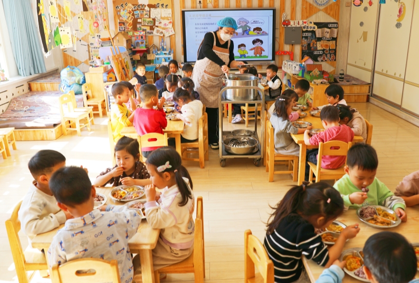 桥东区第一幼儿园的小朋友们在吃午餐。岑屹摄