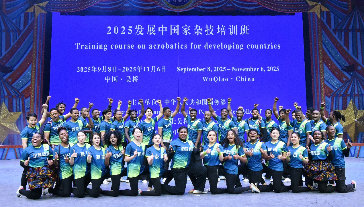 11月5日,外籍学员在结业典礼上欢呼纪念这美好的时刻。苑立伟摄