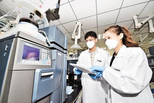 石藥集團引進的高端人才正在利用高效液相色譜儀進行微量分析和質量檢測。