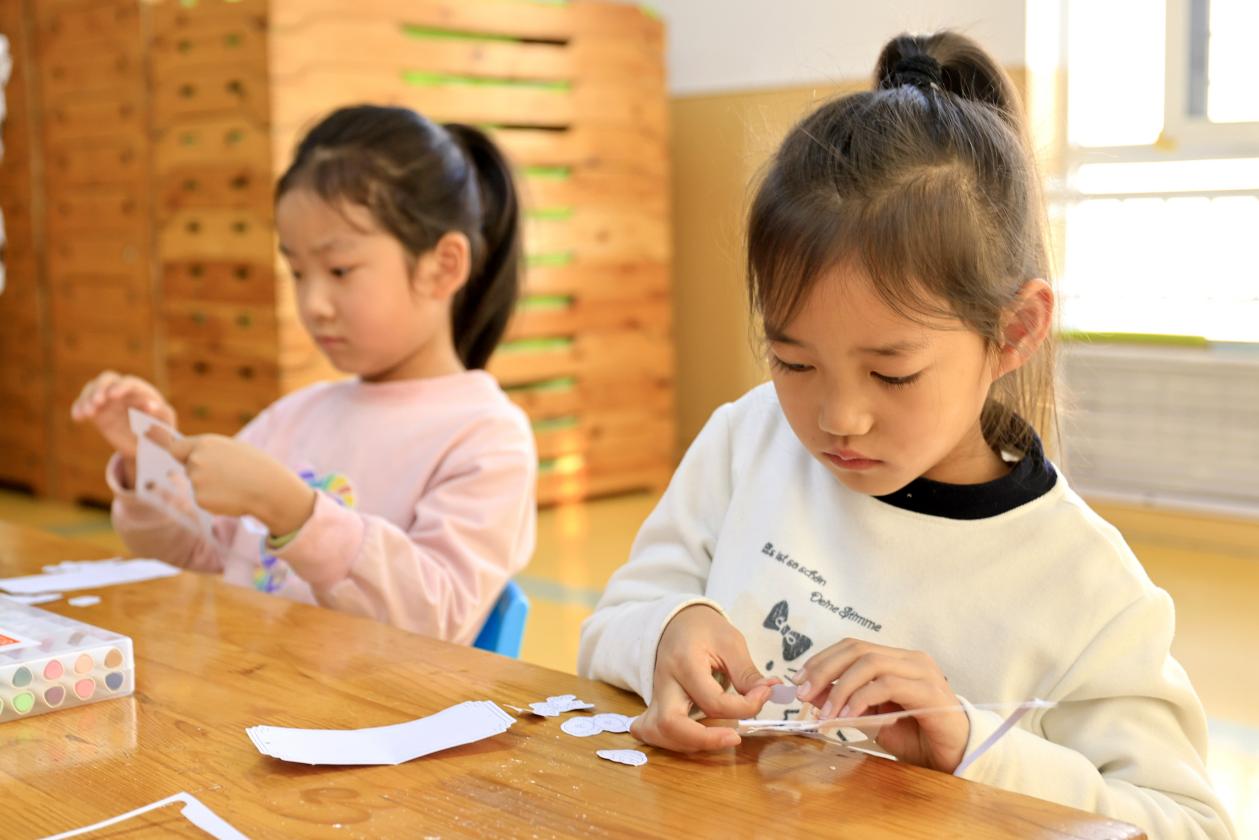 孩子们认真制作二十四节气主题书签。张子衡摄
