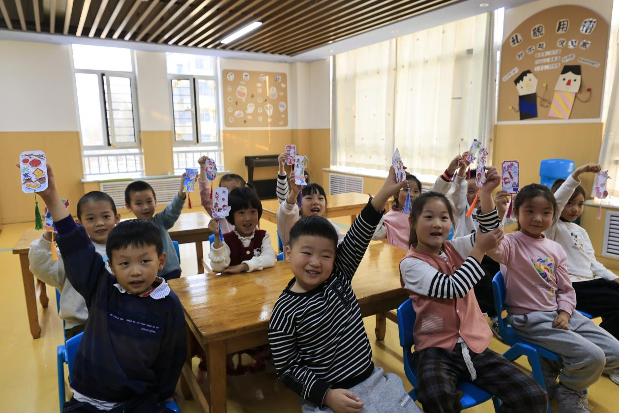 孩子们展示自己做的二十四节气主题书签。张子衡摄