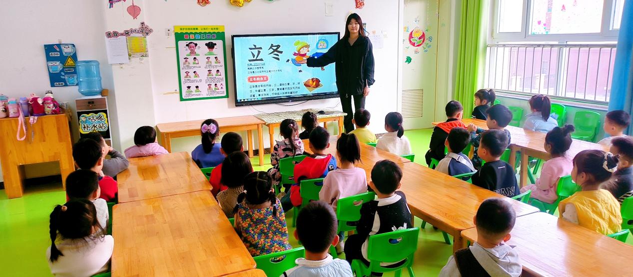 老师带孩子们了解立冬习俗。马荣丽摄