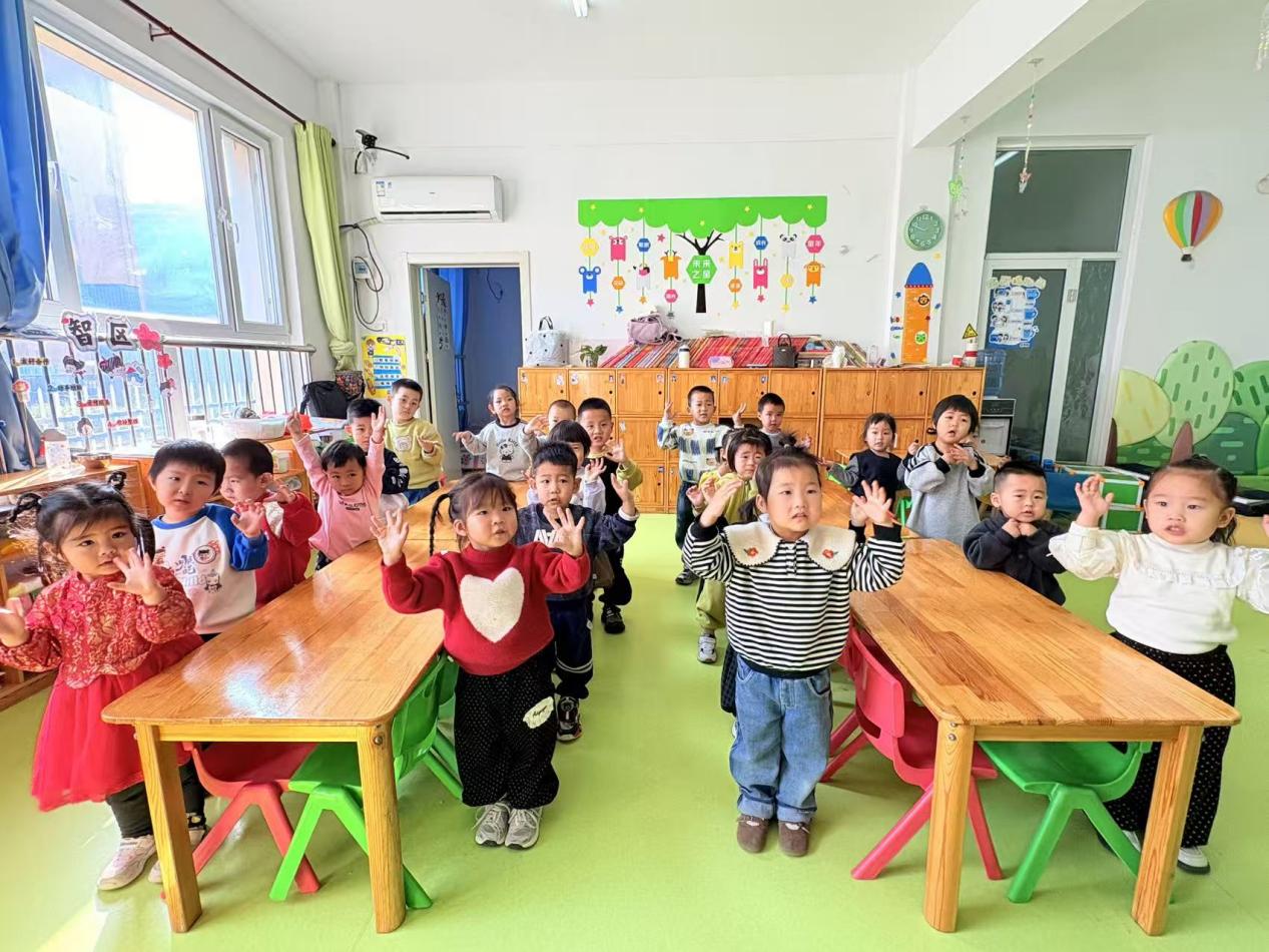 孩子们诵读《立冬谣》，感受节气智慧。马荣丽摄