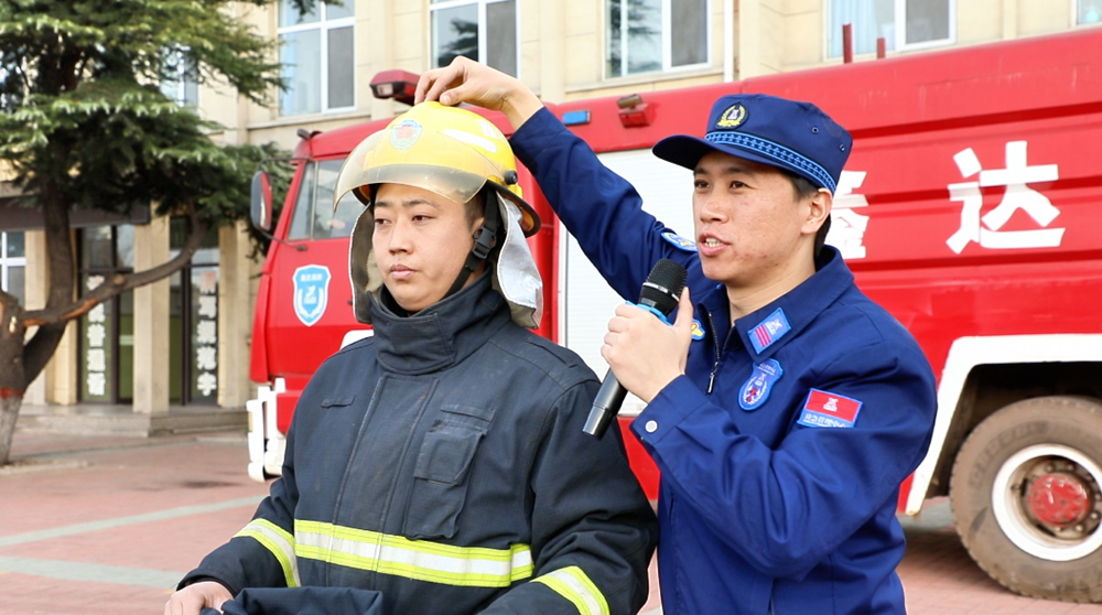 遷安市消防人員向師生展示消防裝備。王志斌攝