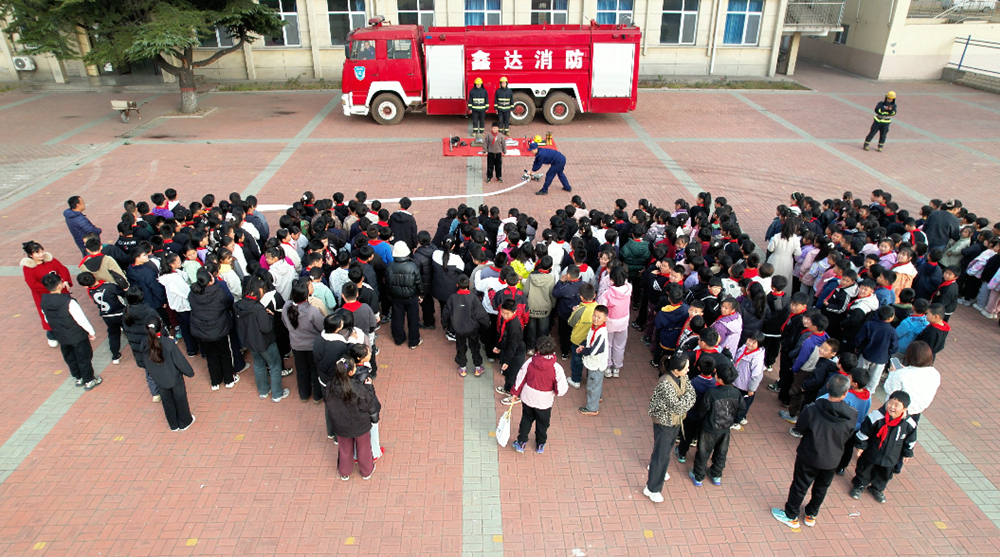 遷安市消防人員在沙河驛完全小學對師生進行消防知識宣傳。王志斌   攝