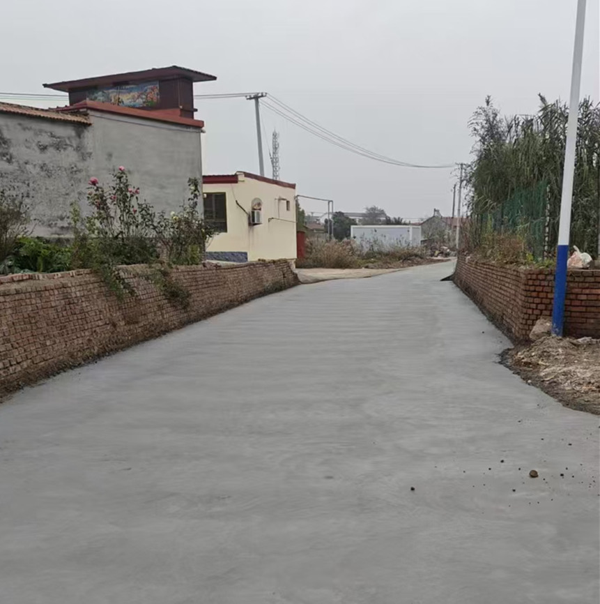 网民张女士拍摄的家门口的泥泞道路（修路后）。网民供图