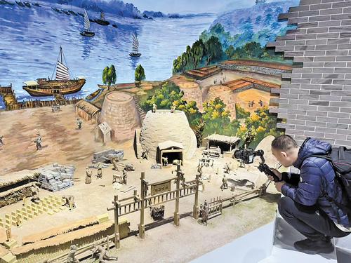 近日,在大運河貢磚博物館,採風團成員在拍攝古代磚廠的微縮景觀。 本報記者 王永晨攝