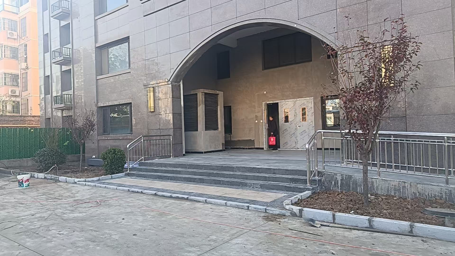 11月13日，河北省邢台市襄都区水岸学府6号楼缺失的单元门已正式打通。邢台市留言办理单位供图