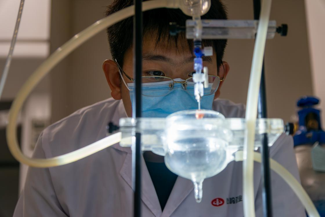 在院士工作站實驗室，科研人員正在做實驗。受訪者供圖