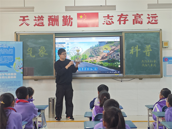 西街小学活动现场。刘永红摄