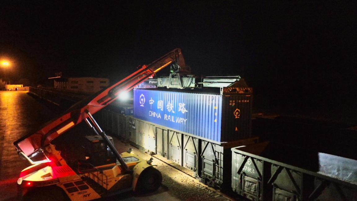 11月12日，在位于邯郸（鸡泽）国际物流港的曹庄镇站，“京津冀(鸡泽曹庄镇站)—越南”国际班列正在装车。王超摄