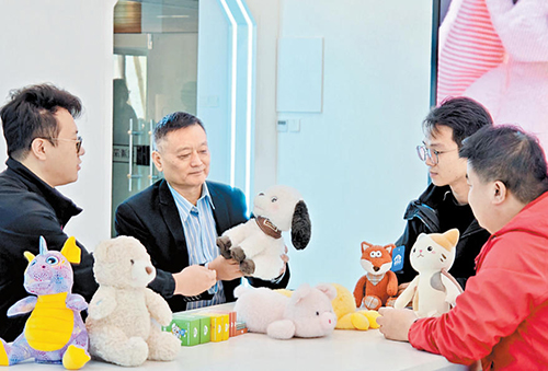 10月15日，海發玩具公司創始人張慶立（左二）與工作人員溝通AI新產品的開發。 本報記者 曹錚攝