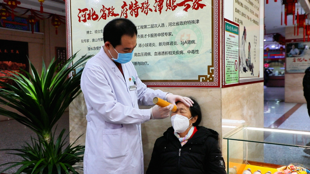 遷安市中醫醫院的醫務人員在膏方節上為市民做艾灸。王志斌攝