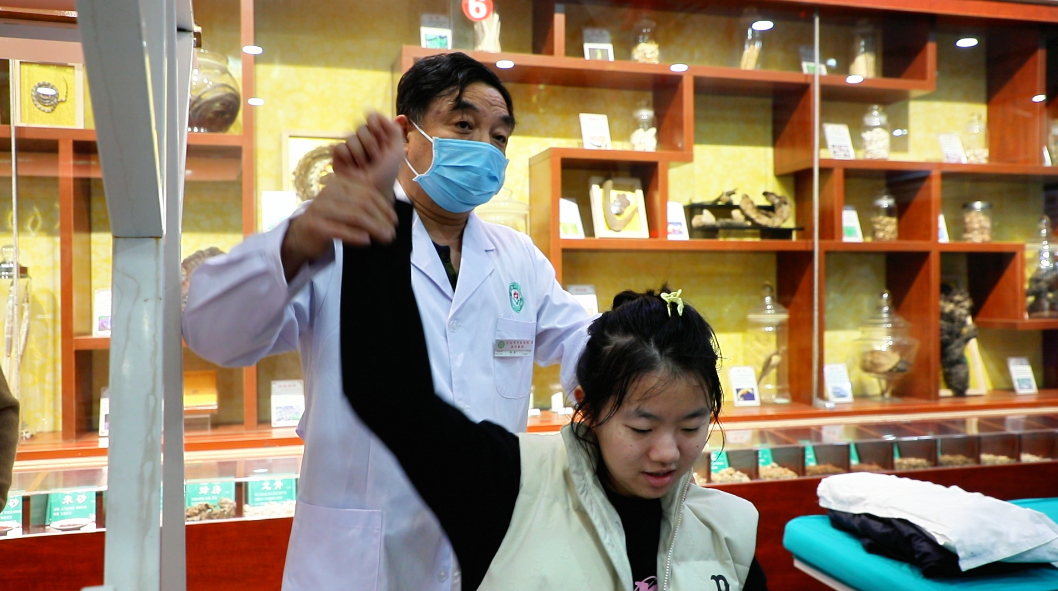 遷安市中醫醫院的醫務人員在膏方節為市民治療。李偉攝