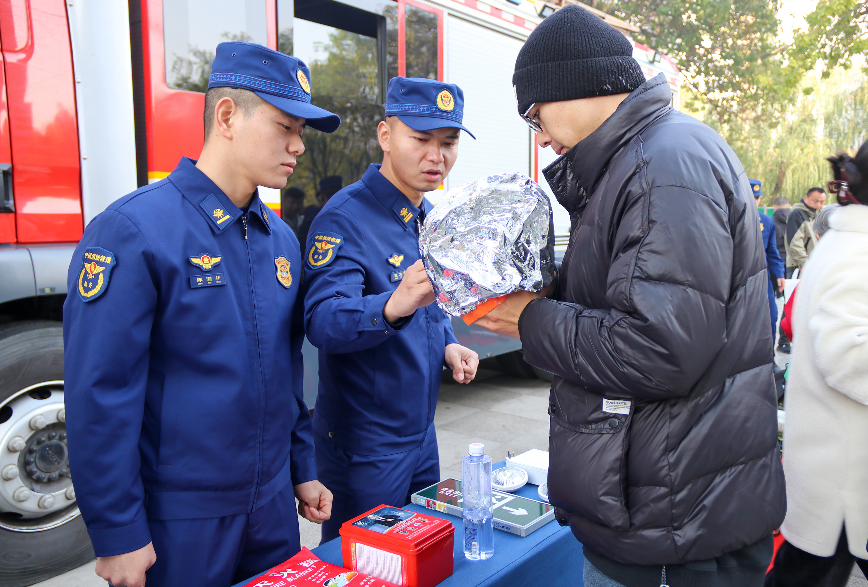 11月12日，消防员向群众讲解防火面罩使用方法。耿培轩摄