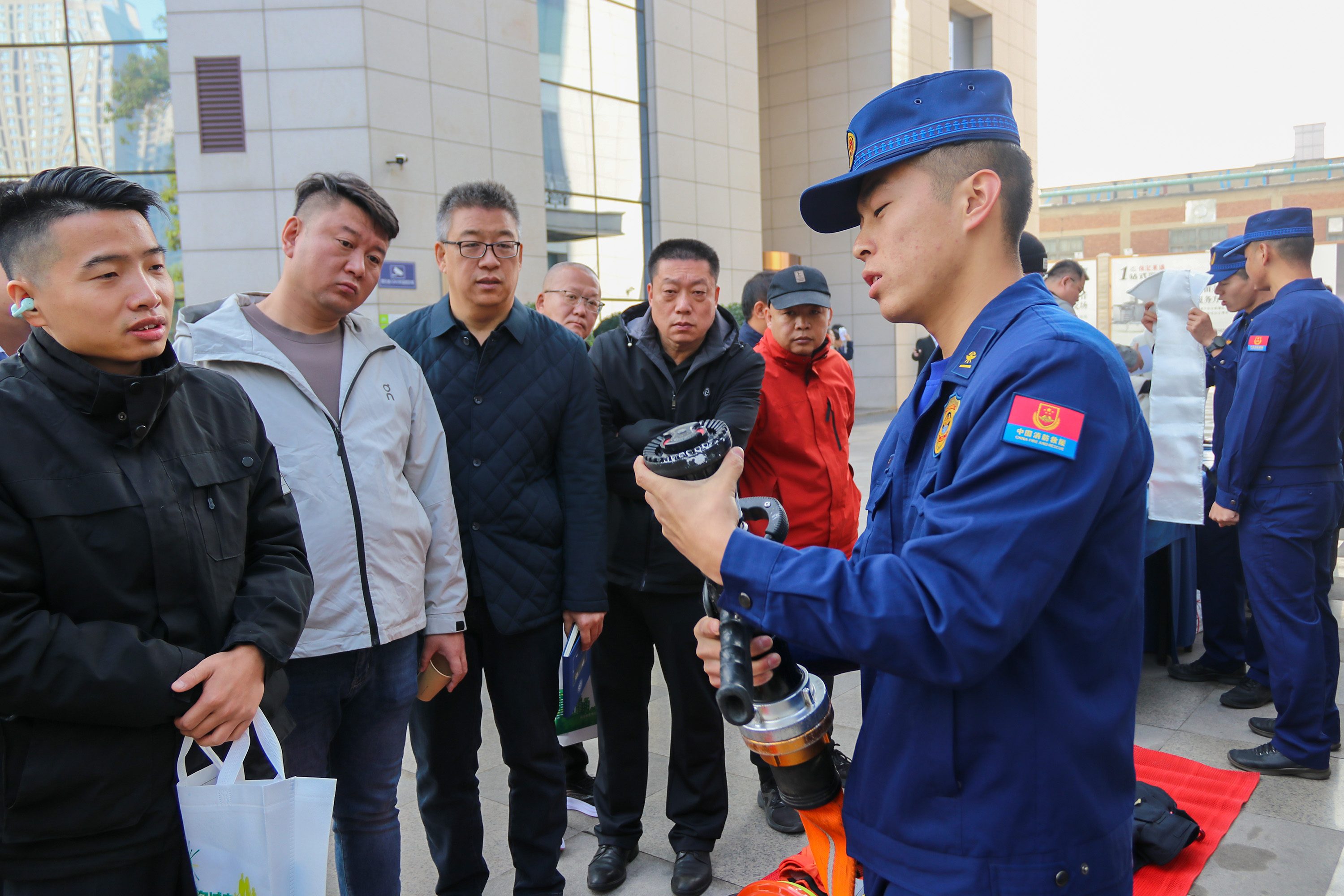 11月12日，消防员讲解如何使用消防器材。耿培轩摄