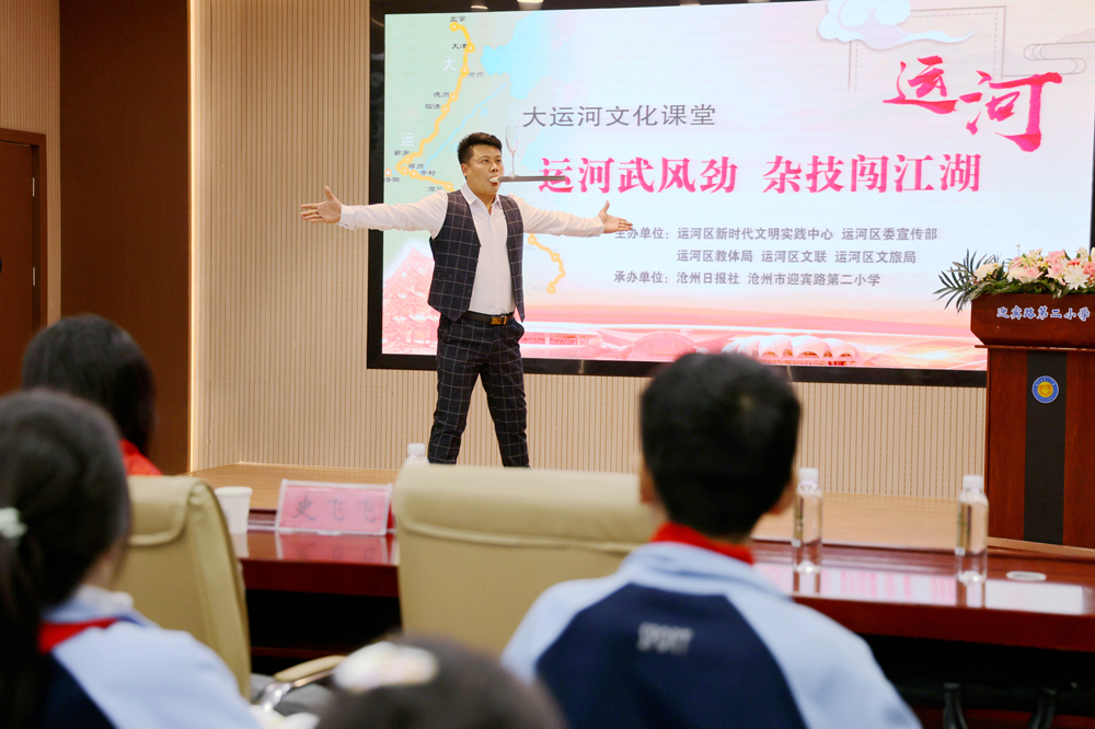 杂技老师表演“叼剑”。王杰摄