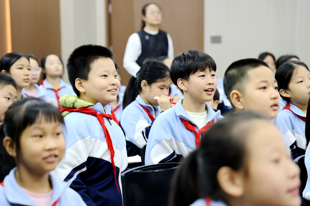 同学们被精彩的“叼剑”表演深深吸引。王杰摄