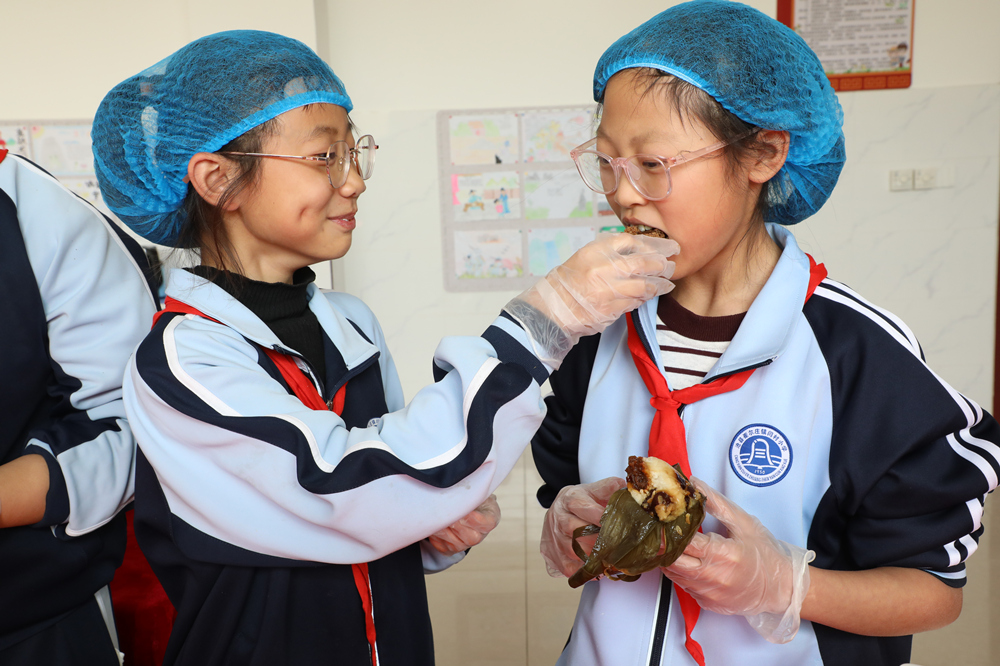 11月18日，学生在品尝自己制作的枣粽子。刘金忠摄