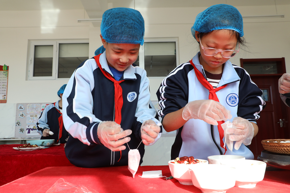 11月18日，學生在親手制作棗茶。劉金忠攝