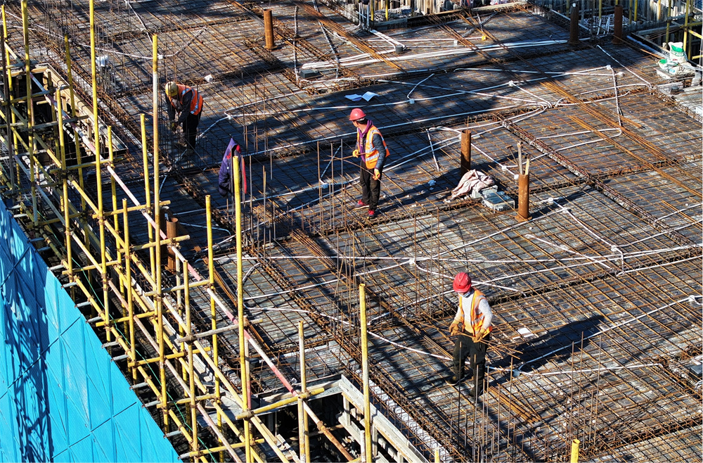 11月18日,建筑工人正紧锣密鼓推进施工。杨洋摄