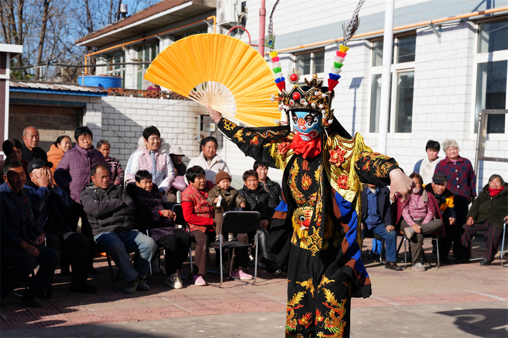 11月19日，變臉表演在遷安市閻家店鎮上演。張澤慧攝