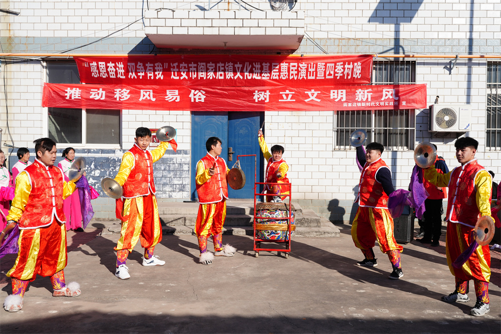 11月19日,锣鼓醒狮表演在迁安市阎家店镇上演。张泽慧摄