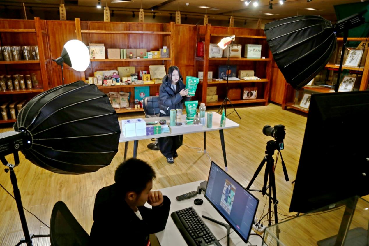 主播在艾草专场情景直播间里直播。郭江鹏摄
