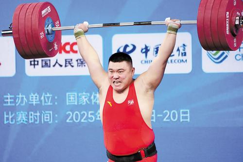 11月20日,河北隊選手張喜亮在挺舉比賽中。 新華社記者 楊晨光攝