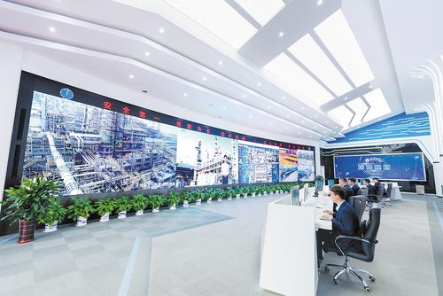 11月12日，河北鑫海化工集团有限公司智能监控车间，员工有序开展监控工作。鲁嘉祥摄