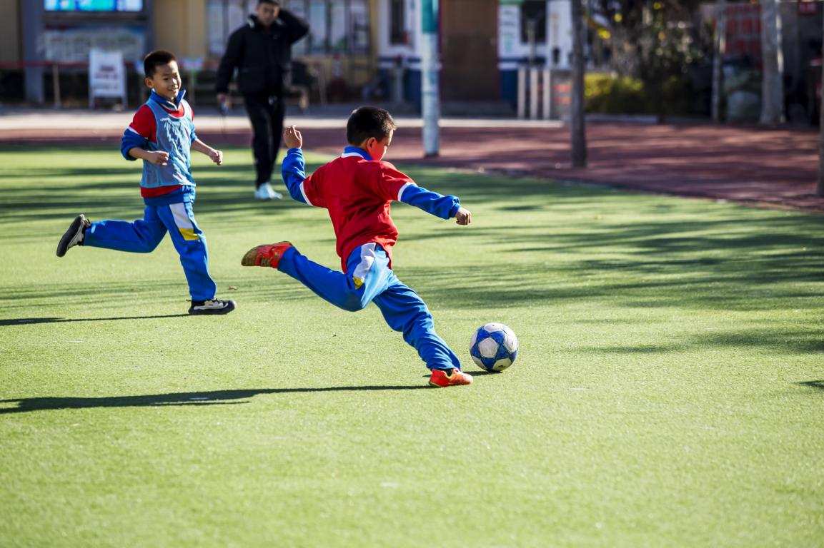 11月21日,河北省邯郸市复兴区岭南小学操场上,孩子们在老师的指导下开展班级足球联赛。聂长青摄