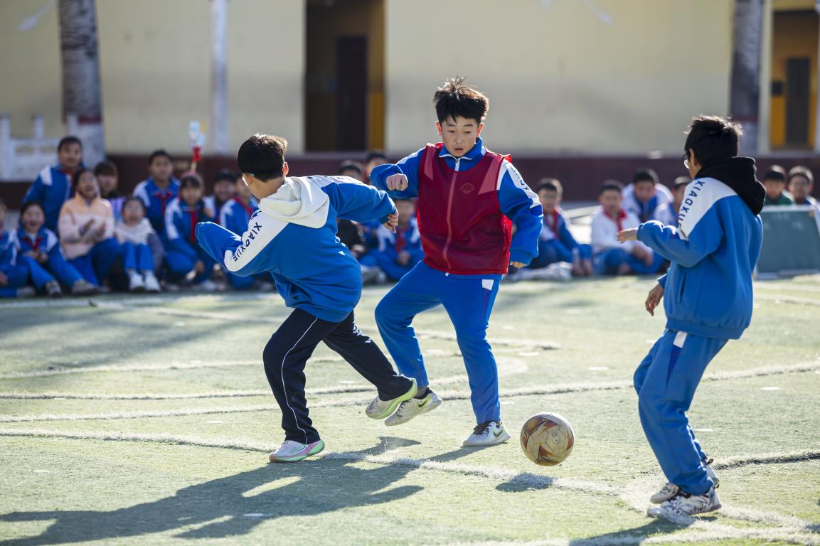 11月21日，河北省邯郸市复兴区岭南小学操场上，孩子们在老师的指导下开展班级足球联赛。聂长青摄