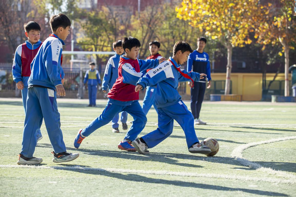 11月21日，河北省邯郸市复兴区岭南小学操场上，孩子们在老师的指导下开展班级足球联赛。聂长青摄