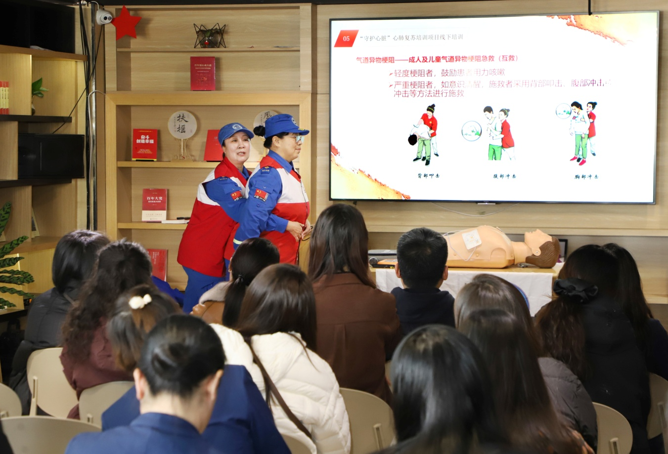 沧州市红十字会蓝天救援队志愿者现场演示气道异物梗阻急救方法。魏志广摄
