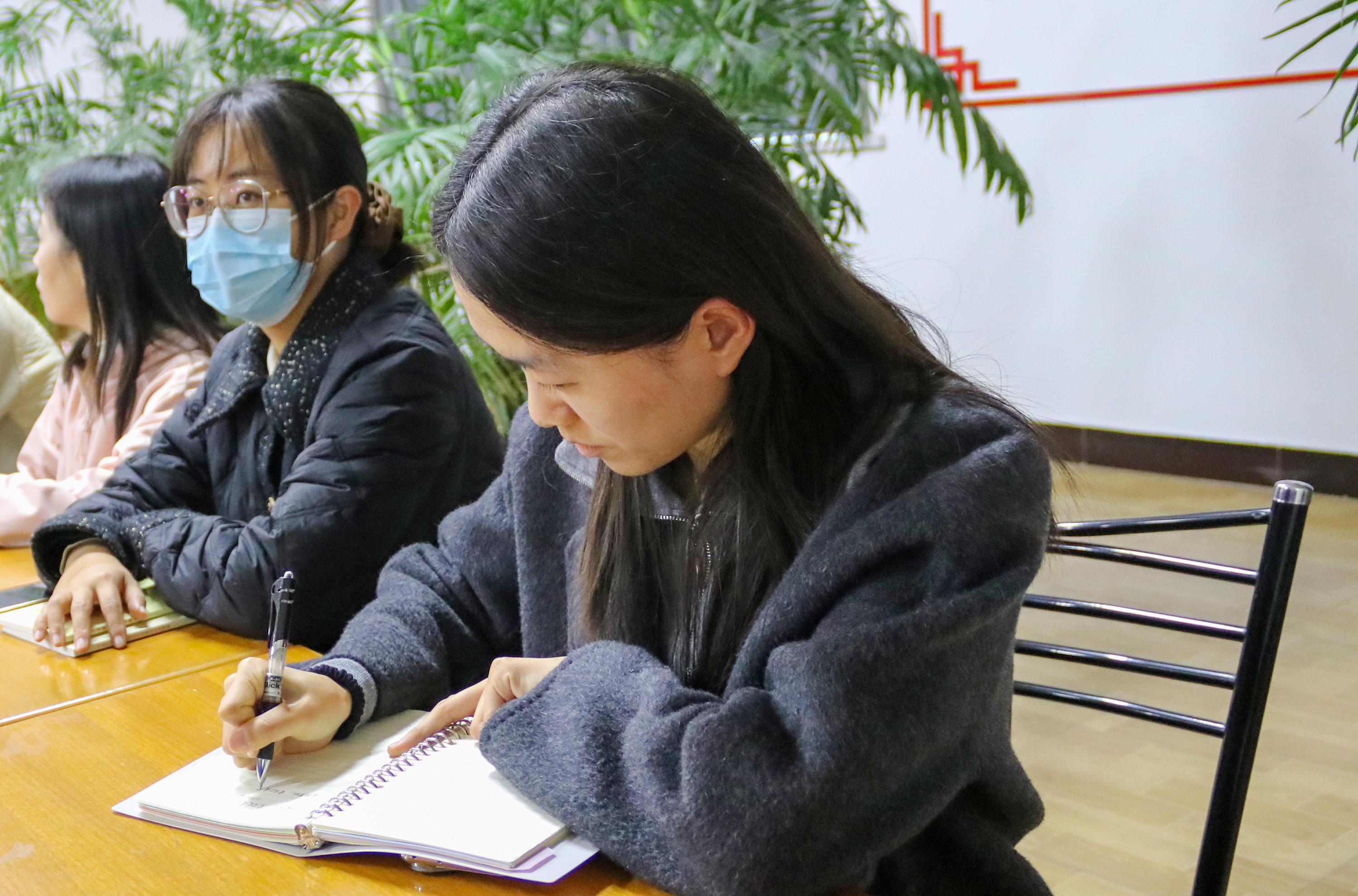 11月21日，群众认真倾听宣讲内容。耿培轩摄