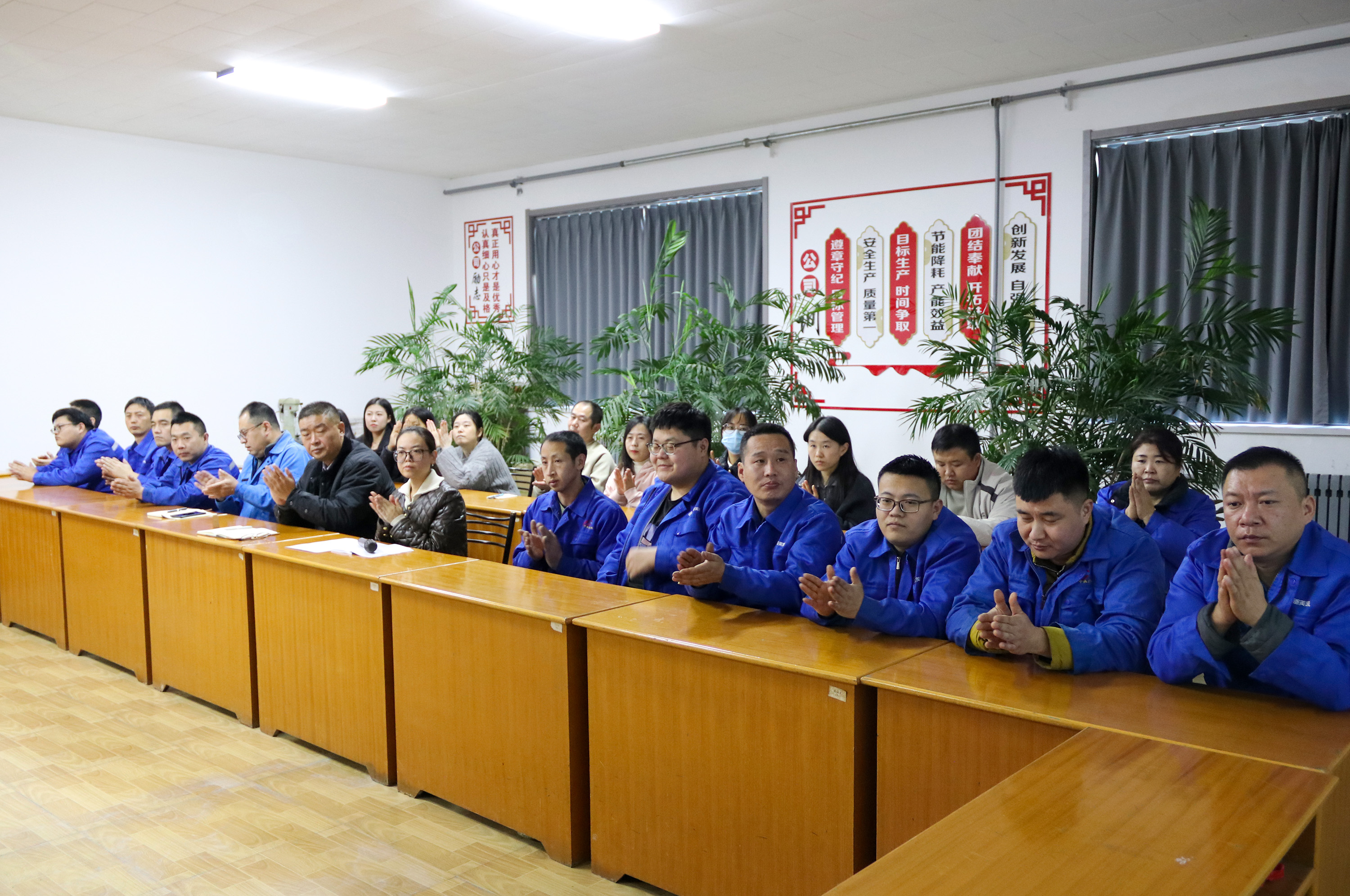 11月21日，职工与群众为宣讲团成员鼓掌。耿培轩摄