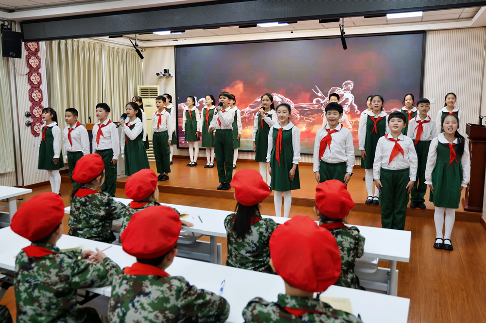 沧州市光明小学的同学们带来诗朗诵《英雄时代》。杨洋摄