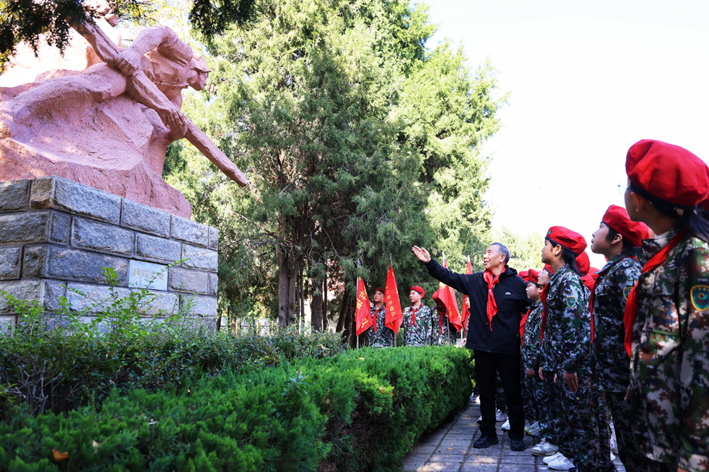 师生代表在沧州市胜利公园参观。杨洋摄