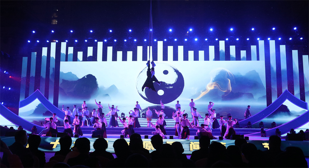 第十九届中原民间艺术节现场表演。杨扬摄